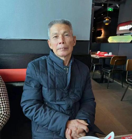 82 岁老人寻 20 多岁小伙子,只因他是救星